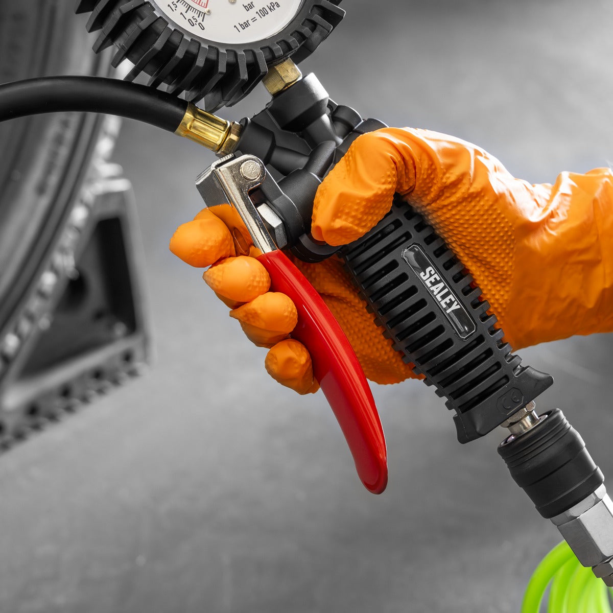 Sealey Tyre Inflator with Clip-On Connector SA9304