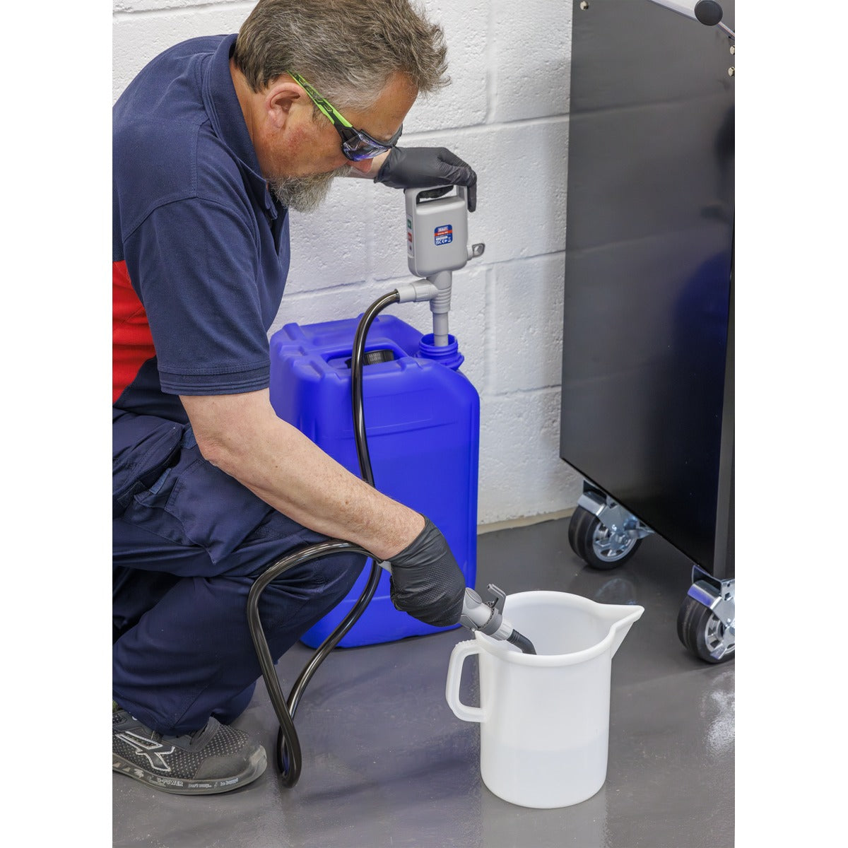 Sealey Battery Operated Fluid Transfer Pump with Nozzle TP81