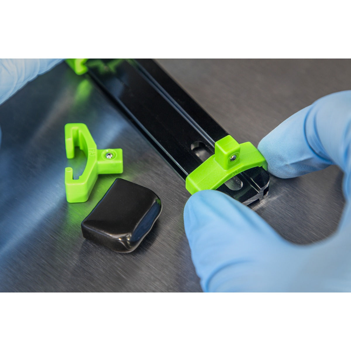 Premier Socket Retaining Rail with 16 Clips 1/4"Sq Drive - Hi-Vis Green AK27052HV