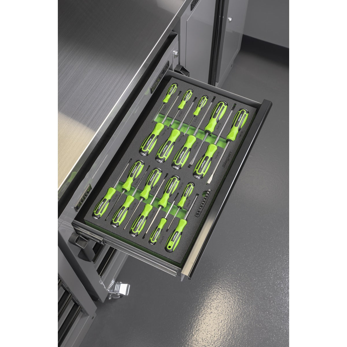 Siegen Hammer-Thru Screwdriver, Bit Driver & Bit Set with Tool Tray 28pc S01281
