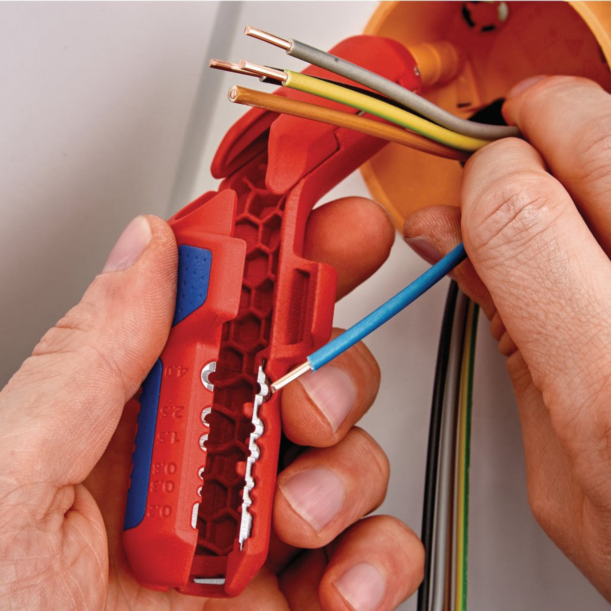 Knipex 16 95 02 SB ErgoStrip Universal Stripping Tool for Left-Handers, 135mm 04599