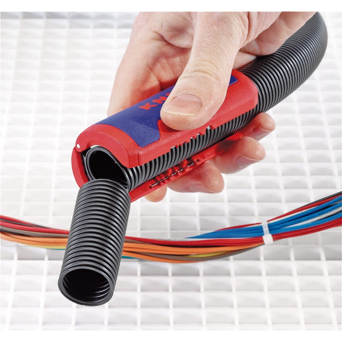 Knipex 90 22 02 SB TwistCut Corrugated Pipe Cutter, 100mm 04600