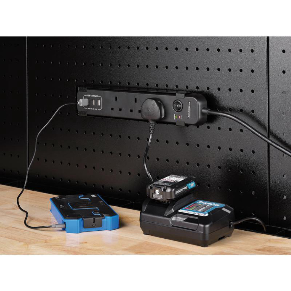Bunker UK Power Strip with Magnetic Holder 31713
