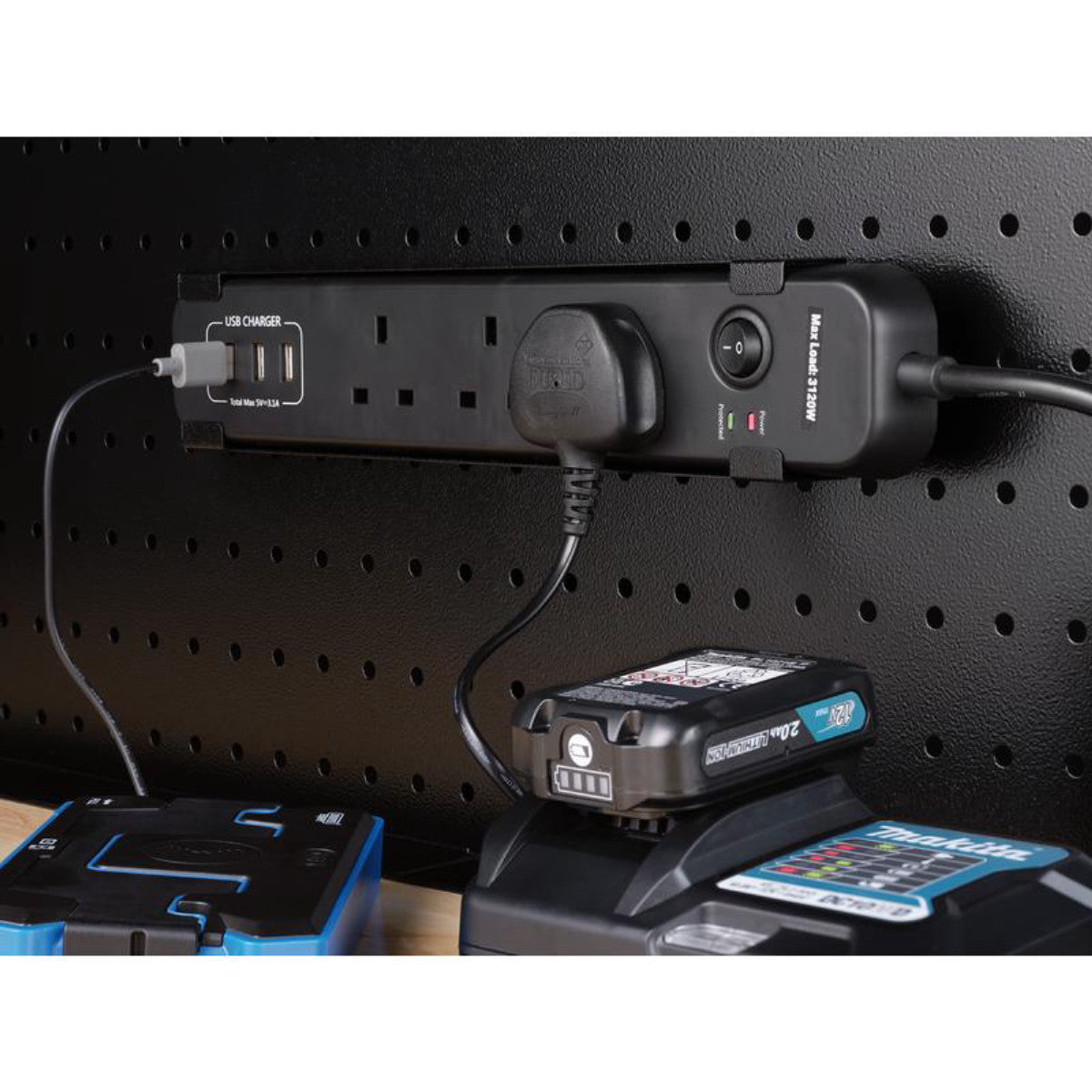 Bunker UK Power Strip with Magnetic Holder 31713