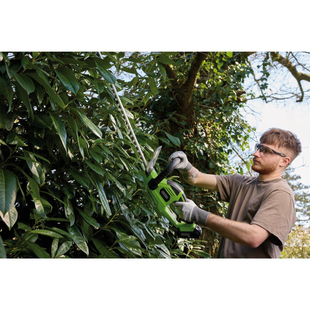 Draper 18V Hedge Trimmer, 1 x 2.0Ah Battery, 1 x Charger 31862