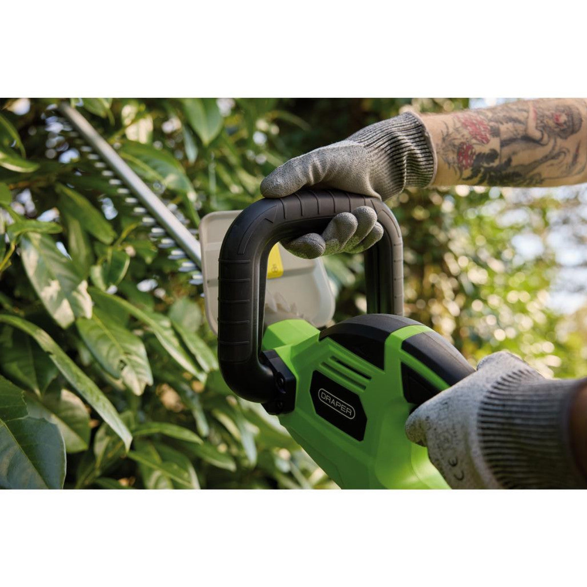 Draper 18V Hedge Trimmer, 1 x 2.0Ah Battery, 1 x Charger 31862