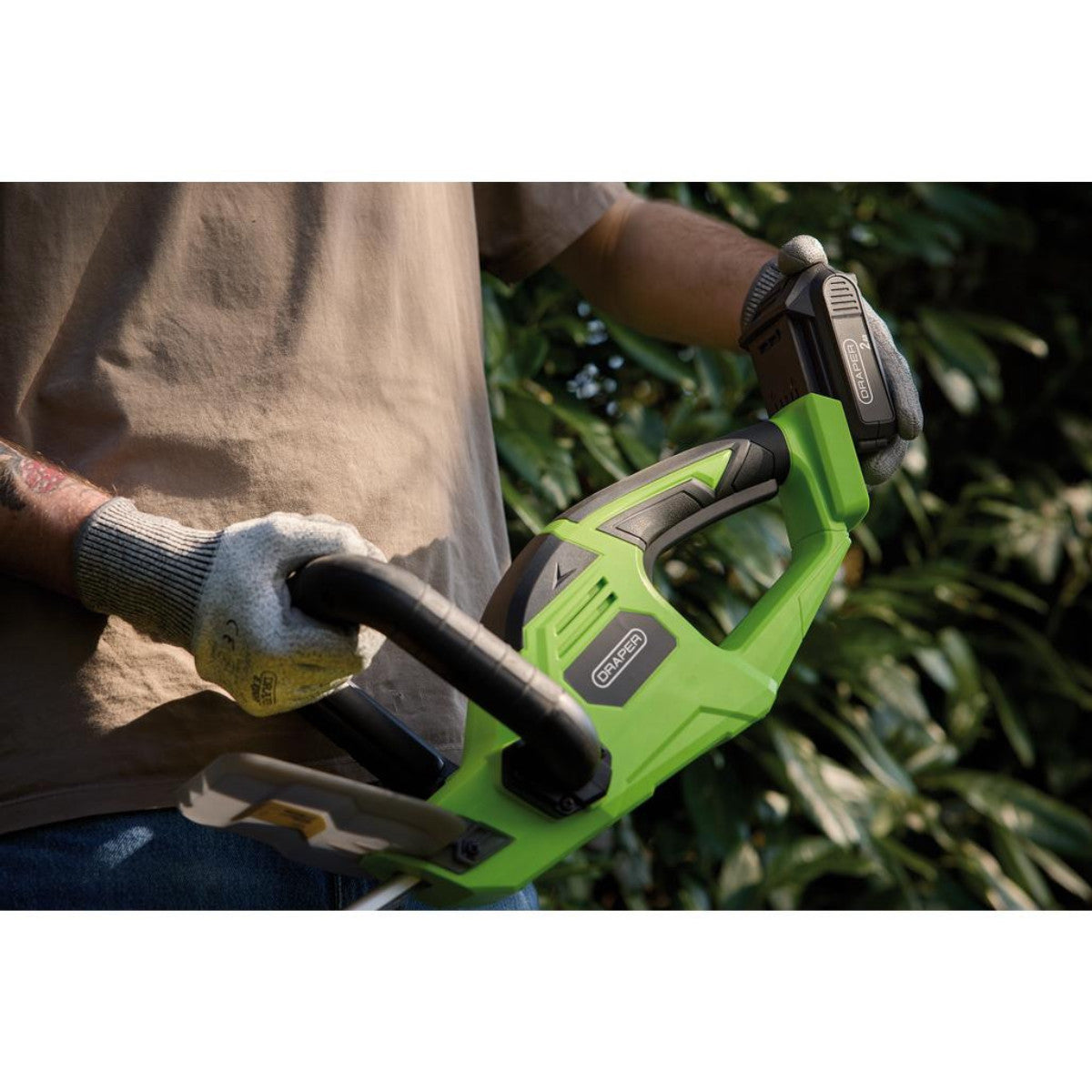 Draper 18V Hedge Trimmer, 1 x 2.0Ah Battery, 1 x Charger 31862