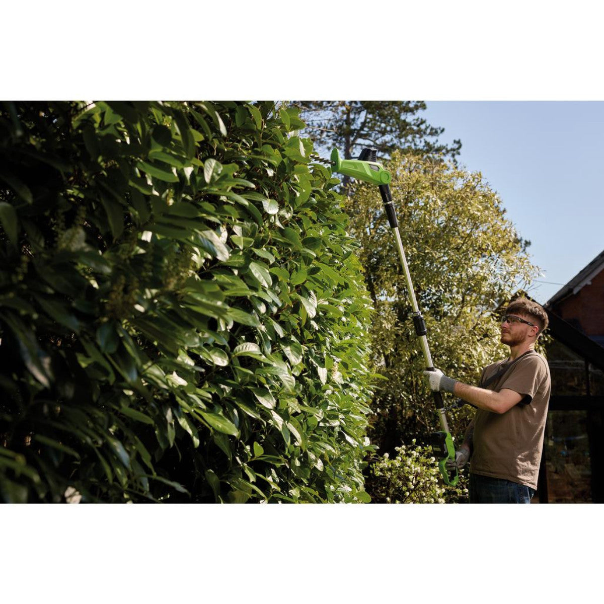Draper 18V Pole Hedge Trimmer, 1 x 2.0Ah Battery, 1 x Charger 31865