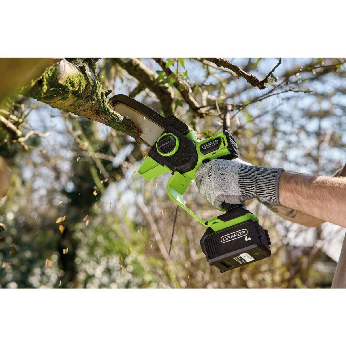 Draper 18V Brushless Mini Pruner Saw, 1 x 4.0Ah Battery, 1 x Charger 31872