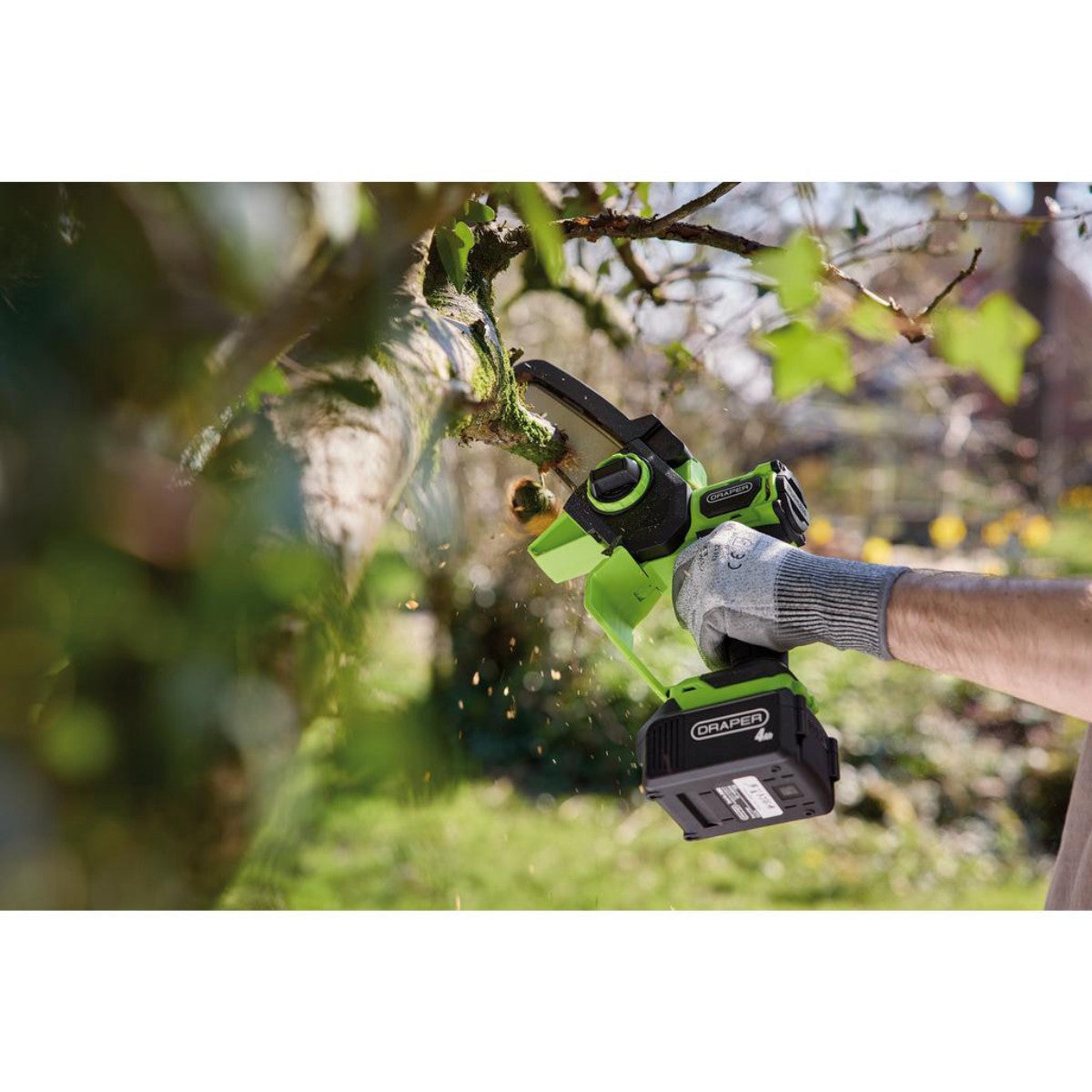 Draper 18V Brushless Mini Pruner Saw, 1 x 4.0Ah Battery, 1 x Charger 31872