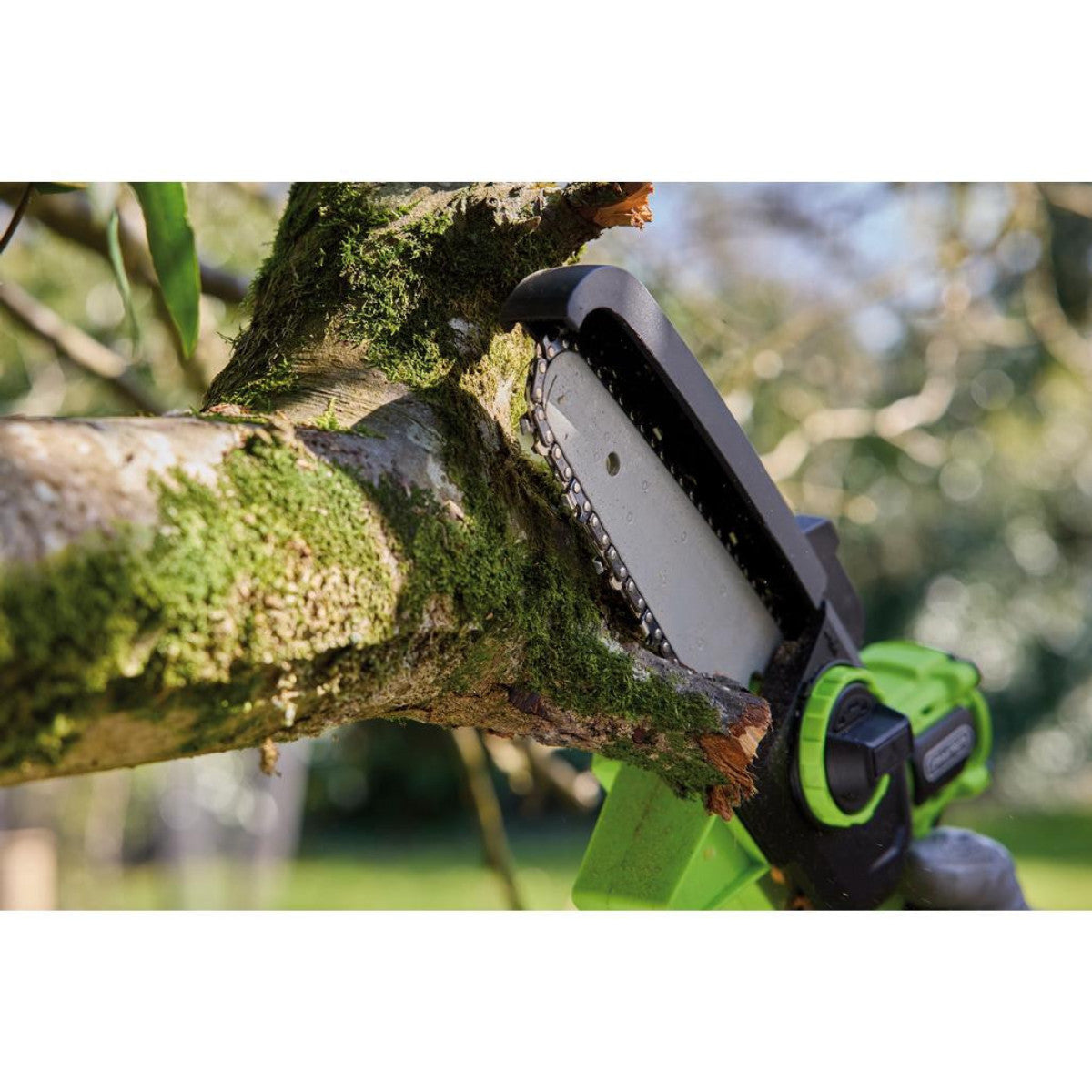 Draper 18V Brushless Mini Pruner Saw, 1 x 4.0Ah Battery, 1 x Charger 31872
