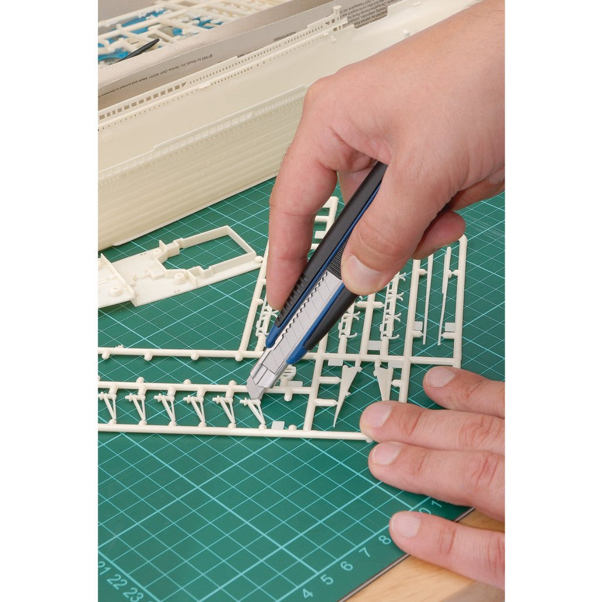 Draper Retractable Knife with 12 Segment Blade, 9mm 72145