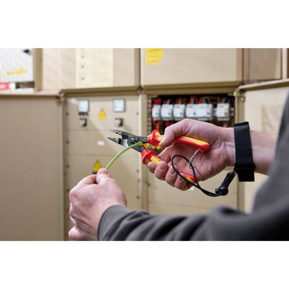 XP1000 VDE Tethered 8-in-1 Electricians Pliers, 215mm 94605
