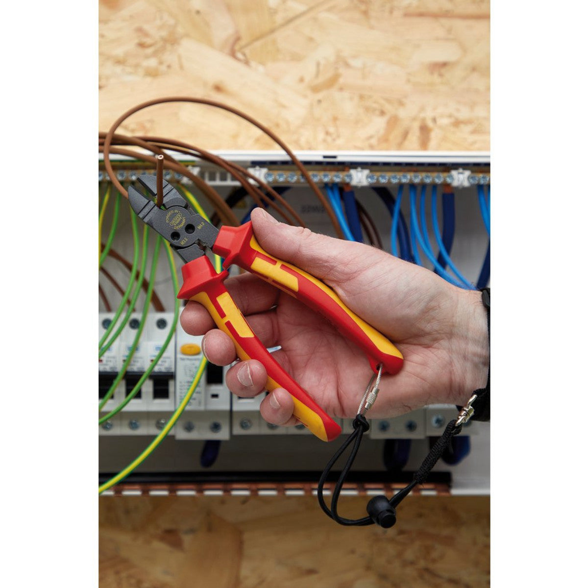 XP1000 VDE Tethered 4-in-1 Combination Cutter, 180mm 13643