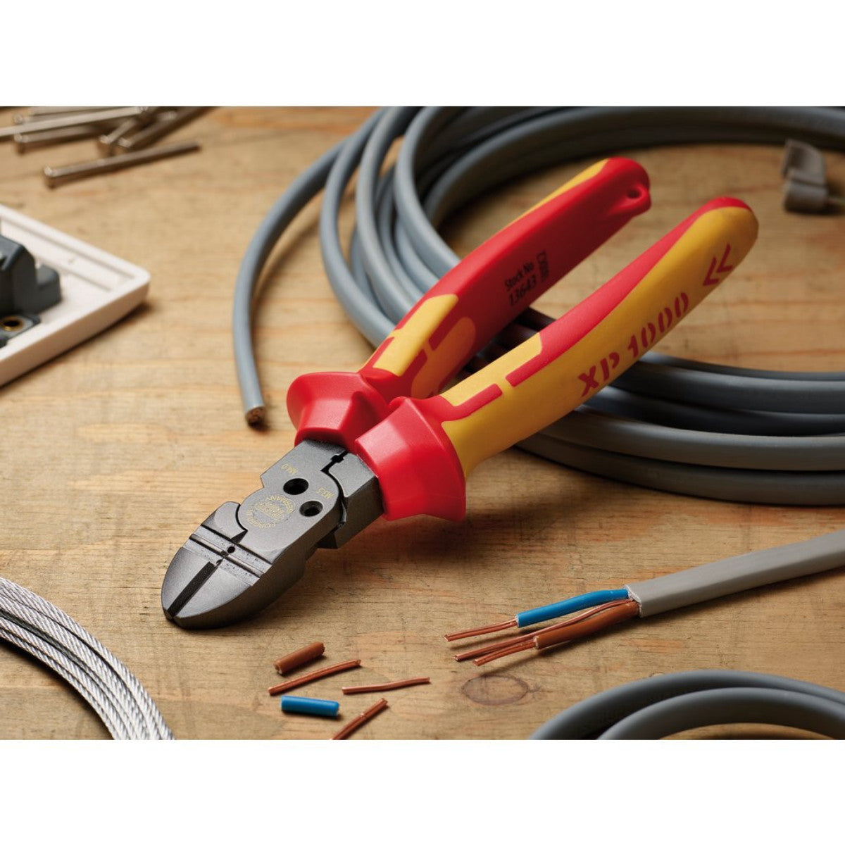 XP1000 VDE Tethered 4-in-1 Combination Cutter, 180mm 13643