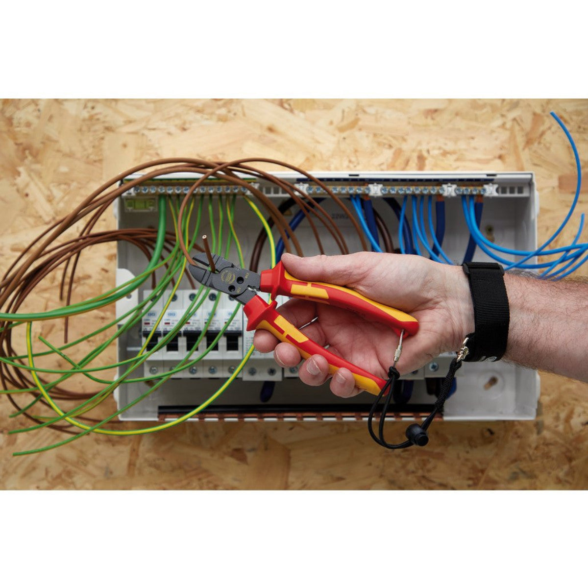 XP1000 VDE Tethered 4-in-1 Combination Cutter, 180mm 13643