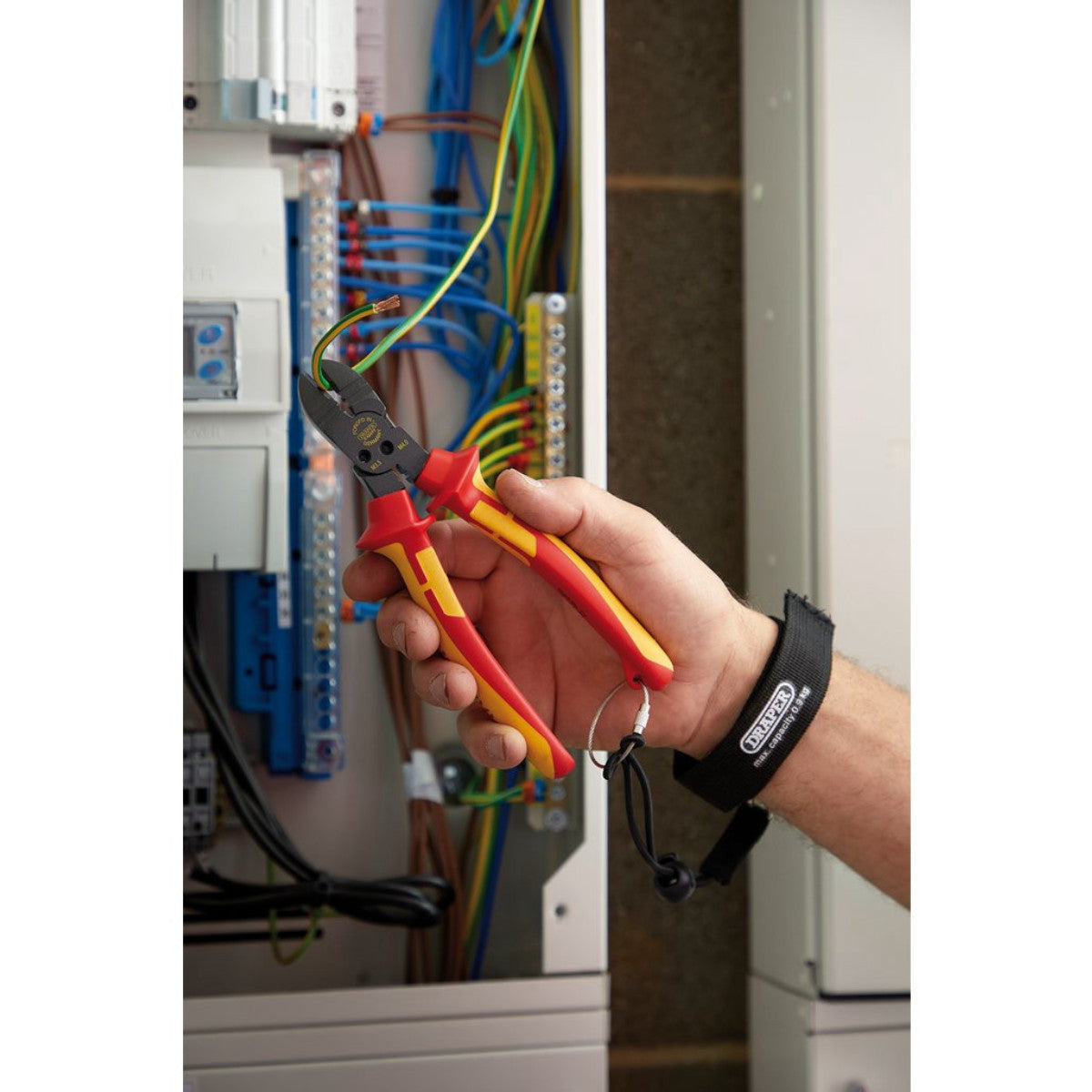 XP1000 VDE Tethered 4-in-1 Combination Cutter, 180mm 13643