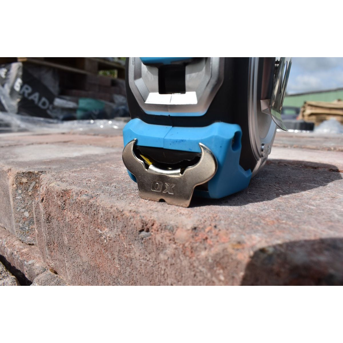 OX Pro Heavy Duty Tape Measure - Wide Blade & Metric/Imperial | 26' Long x 1.25" Blade Width / 8m Long x 32mm Blade Width OX-P028708