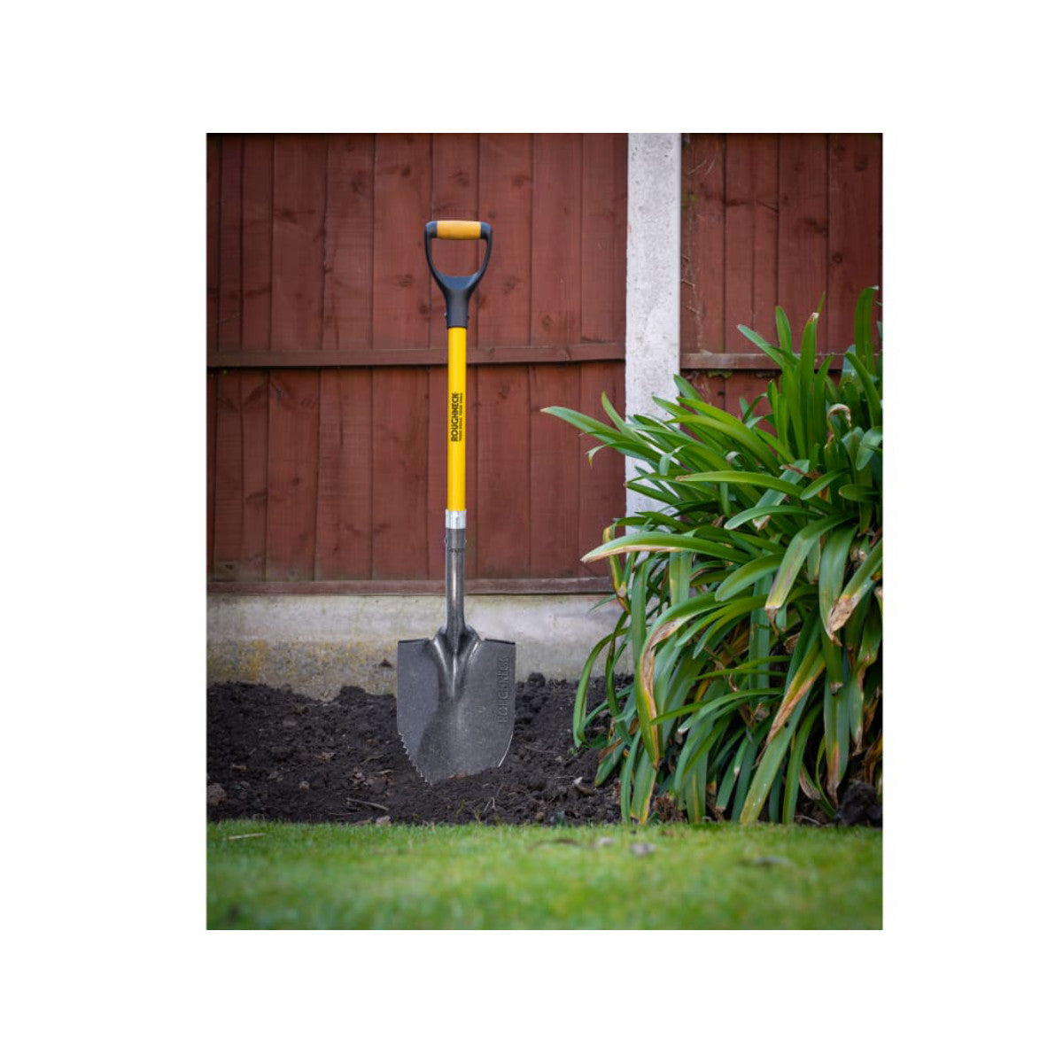 Roughneck Sharp-Edge Shovel - Round 1070mm (42in) ROU68046