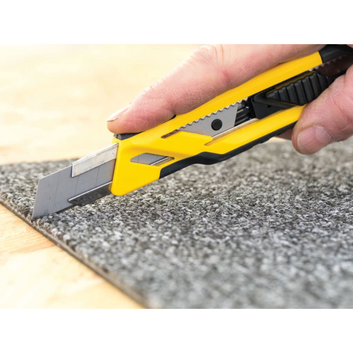 STANLEY Hand Tools Self-Locking Snap-Off Knife 18mm STA010266