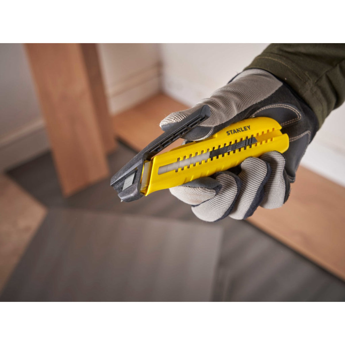 STANLEY Hand Tools Slide Snap-Off Knife with Blade Breaker 18mm STA010489