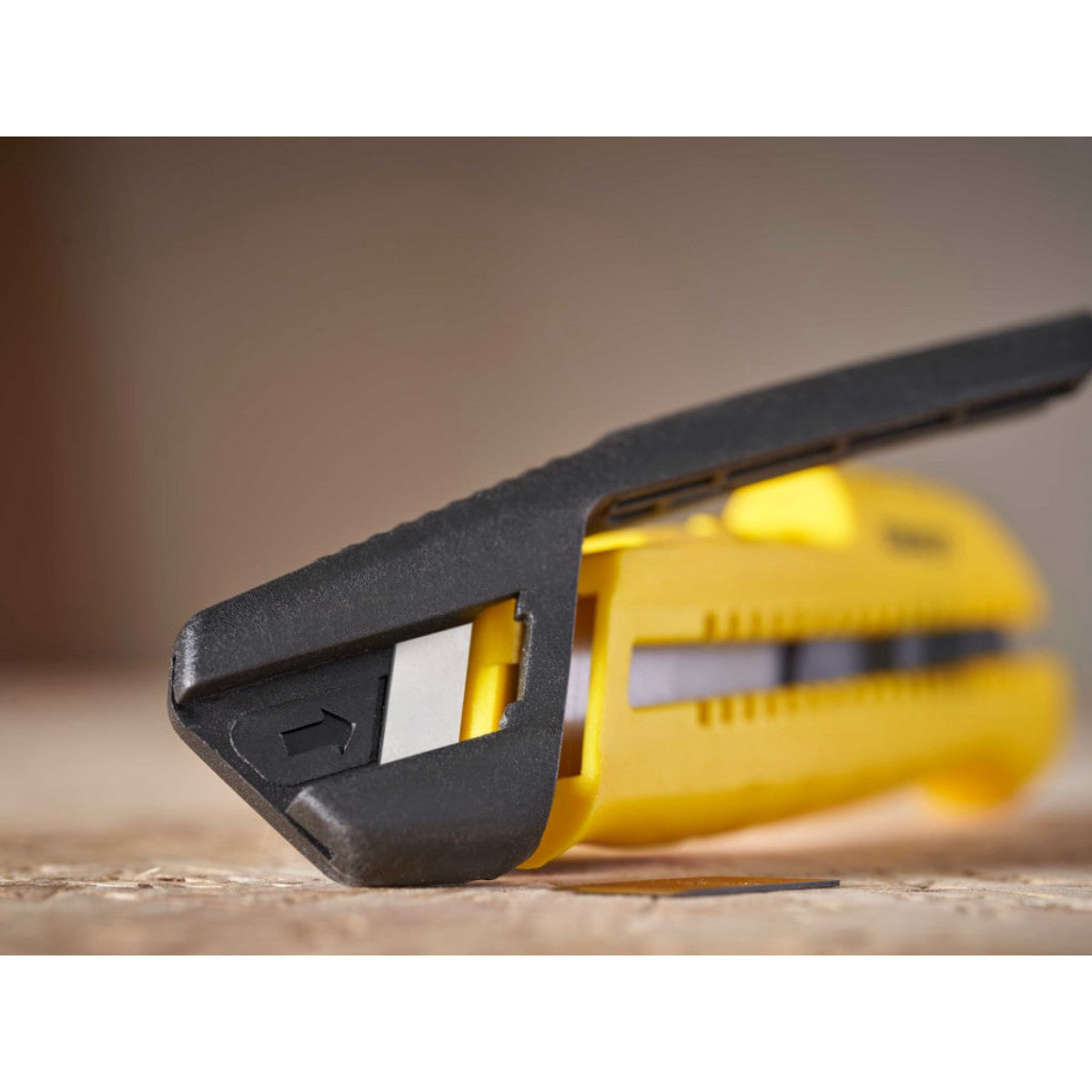 STANLEY Hand Tools Slide Snap-Off Knife with Blade Breaker 18mm STA010489