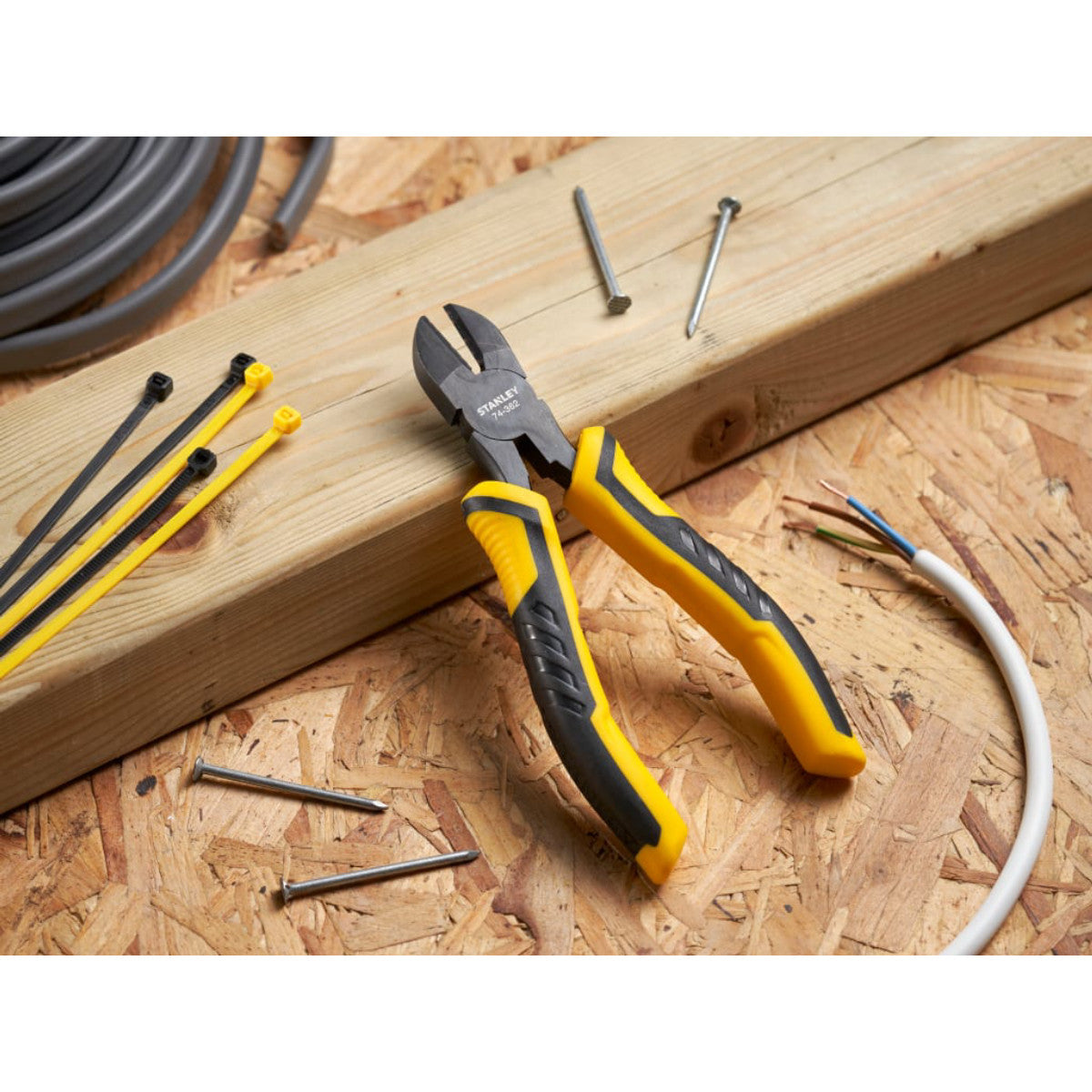 STANLEY Hand Tools ControlGrip Diagonal Cutting Pliers 150mm (6in) STA074362